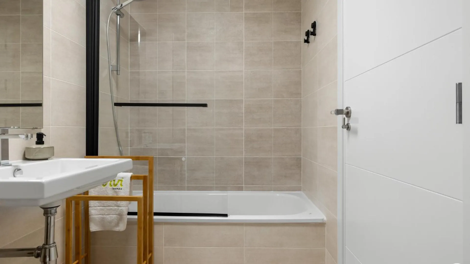 Vivi Homes - Blossom Pool, Gym & Terrace Benalmadena Apartment
